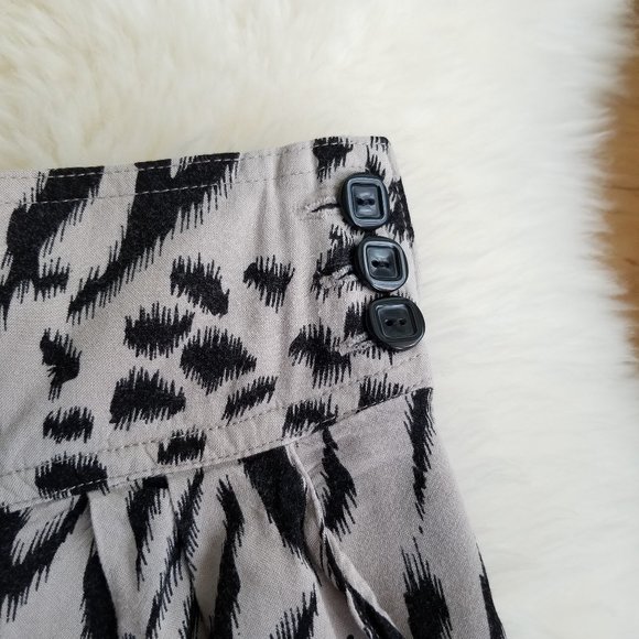 Forever21 | Super soft animal print shorts (S/P) - Picture 4 of 11